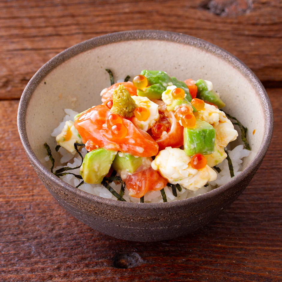 サーモンのカリフォルニア丼