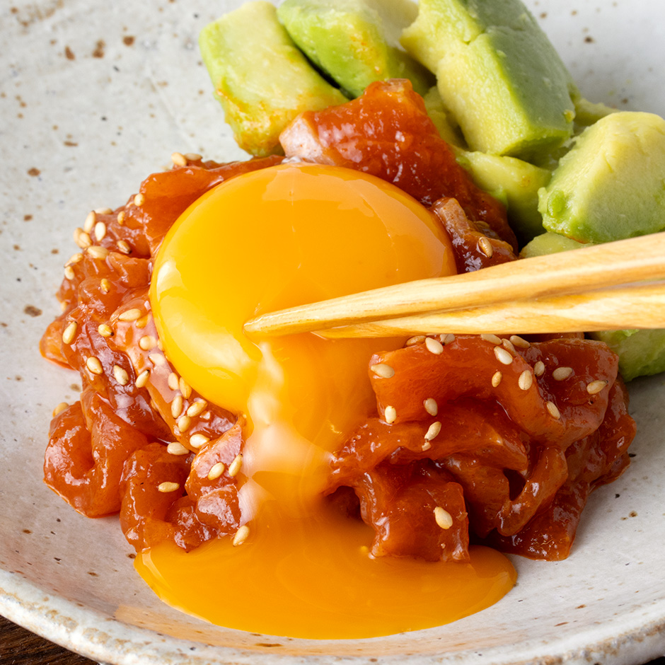 サーモンユッケ