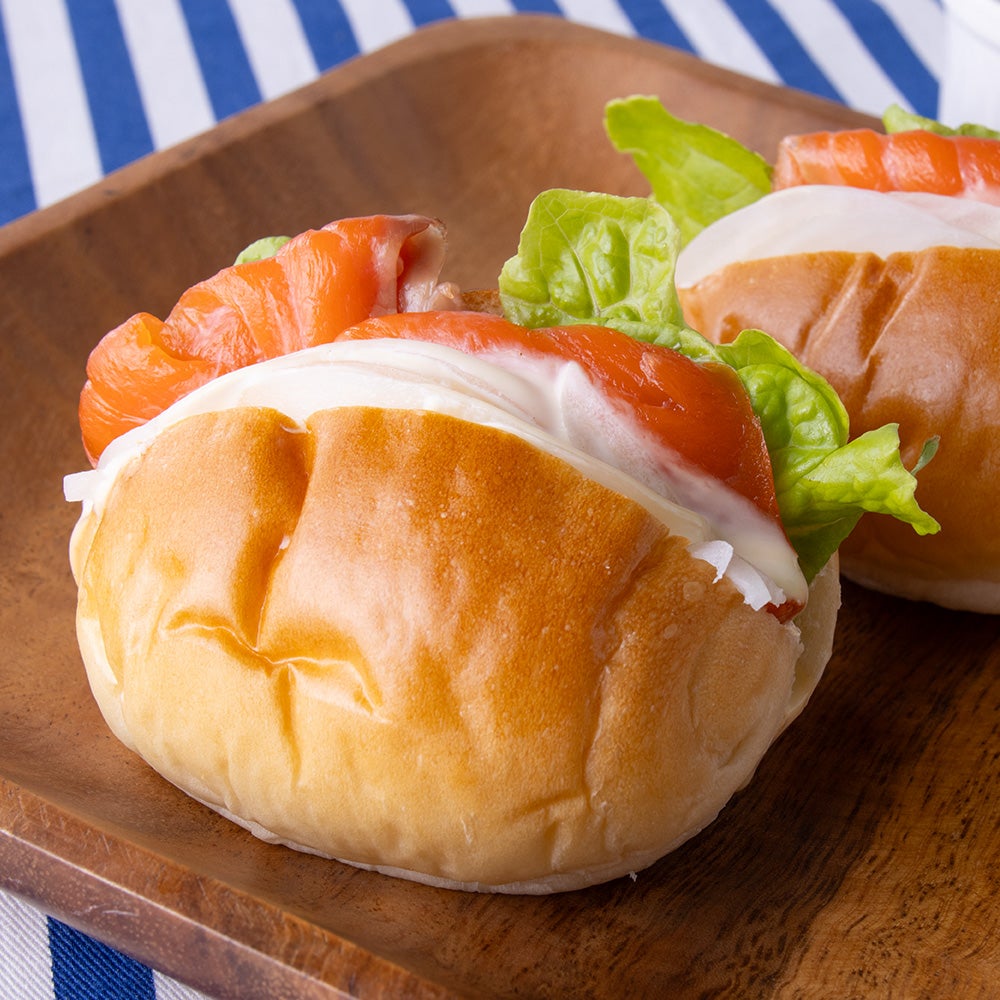 スモークサーモンのロールパンサンド